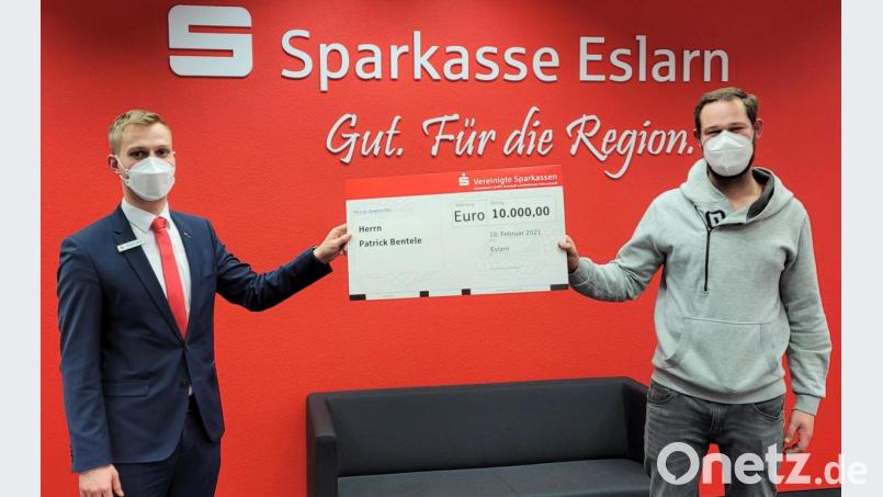 Kundenberater Thomas Stahl überreicht Gewinner Patrick Bentele den Scheck. Bild: Vereinigte Sparkassen/exb