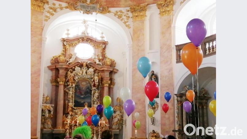 Bunte Luftballons schmückten die Kapplkirche zum Faschingsgottesdienst am Sonntag. Bild: Christine Sommer/exb