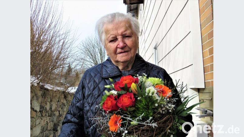 Geistig fit und immer noch rüstig mit 100: Zufriedenheit nennt Philomena Hess als das Rezept, das es ihr ermöglicht hat, 100 Jahre alt zu werden. Die nette alte Dame freute sich am Geburtstag nicht nur über die Blumengrüße, sondern auch über &quot;Gottes Segen&quot; vonseiten des Stadtpfarrers Konrad Amschl. Der Segen Gottes, sagt sie, sei das Wichtigste für einen Menschen. Bild: ubb
