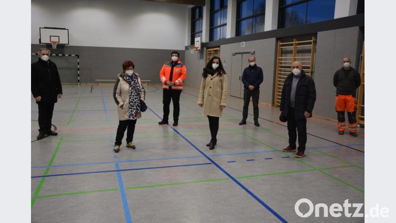 Vorbereitung für die Corona-Schutzimpfung: Am Montagabend schauten sich die Verantwortlichen in der Sporthalle in Waldershof um. Mit dabei waren (von links) Landrat Roland Grillmeier, Carmen Altermann, Holger Schedl, Bürgermeisterin Margit Bayer, Dr. Mathias Kalkum, Gerhard Weber und Bauhofleiter Markus Kremser. Bild: jr