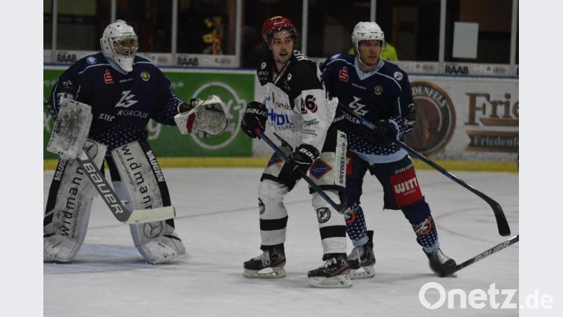 Die Blue Devils Weiden besiegten am Dienstagabend die Passau Black Hawks mit 5:4 nach Penaltyschießen. Hier lauert der Ex-Amberger Liam Blackburn (Mitte) vor dem Kasten von Devils-Goalie Philip Lehr, rechts Louis Latta. Bild: gb