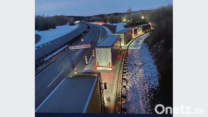 Auch am Montagmorgen zeichnet sich ein ähnliches Bild ab wie schon Stunden zuvor. Der Stau ist am Grenzübergang Waidhaus programmiert. Bild: Bundespolizei