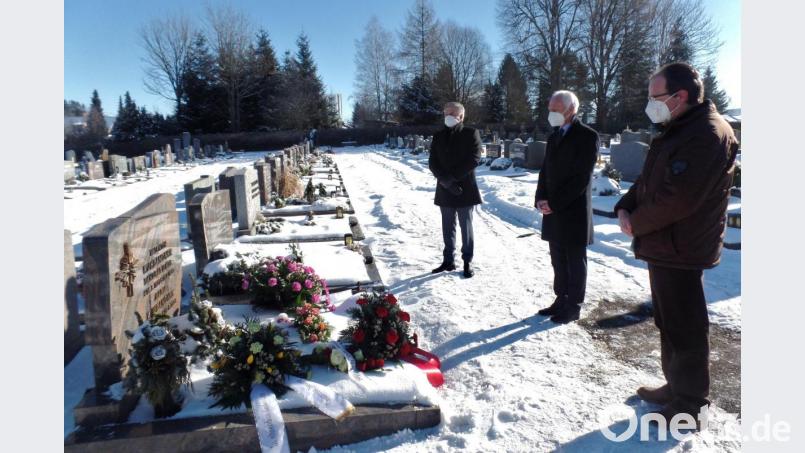 Bei einer Gedenkfeier zum 100. Geburtstag von Valentin Kuhbandner an dessen letzter Ruhestätte auf dem Neusorger Friedhof legten (von links) Landrat Roland Grillmeier, Bürgermeister Peter König sowie der Vorsitzende des SPD-Ortsvereins, Robert König, jeweils ein Blumengesteck auf der schneebedeckten Grabstätte nieder. Bild: br