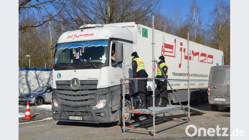 Mit Hilfe einer Kontrollplattform gelangen die Bundespolizeibeamten besser zu den Führerhäusern der Lkw&#039;s. Bild: dob