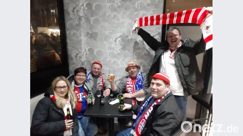 Die &quot;Kaisertreuen&quot; sind immer dabei: Präsident Josef Finster (Dritter von rechts) und einige Fans beim &quot;Warmmachen&quot; in Chelsea. Bild: exb