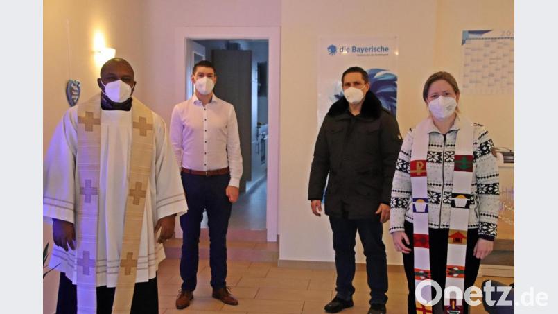 Pfarrvikar Gerald Obumneke Nwenyi (von links), Siegfried Zimmermann, Marus Gradl und Pfarrerin Anne Utz eröffnen die neue Agentur. Bild: jma