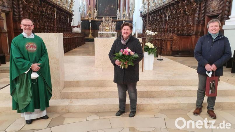 Stadtpfarrer Dr. Thomas Vogl bedankte sich bei Kinderhausleiterin Monika Demmer und Kirchenpfleger Martin Rosner für ihre langjährigen treuen Dienste. Bild: hmr