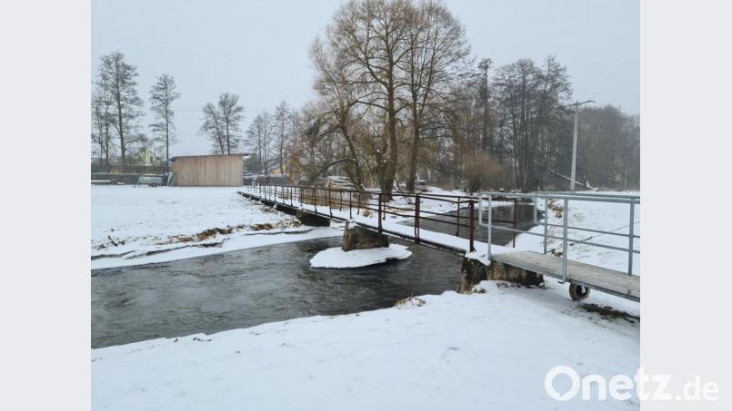 Eine Erneuerung des Stegs ist im Interesse der Dießfurter. Eigentümer angrenzender Grundstücke haben Bedenken wegen einer Ausweitung der Stelle als Picknick-Platz. Bild: sne