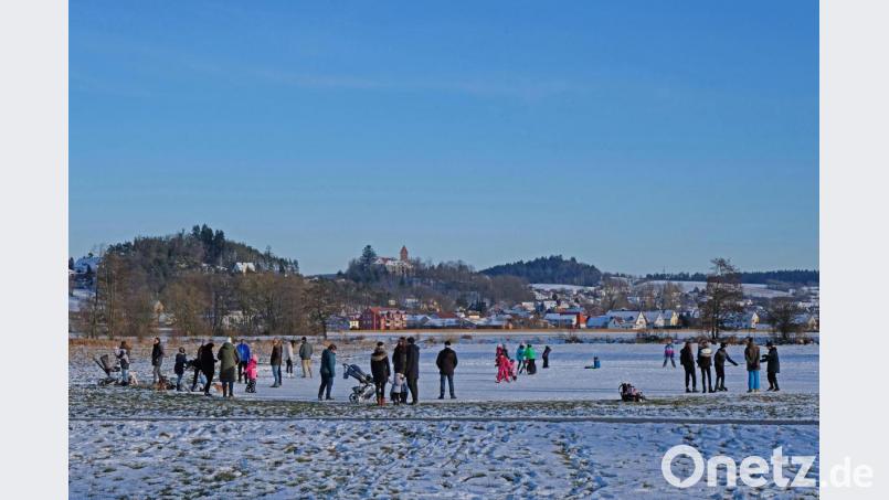 Viele Familien nutzen die Eisflächen zwischen Oberköblitz und Unterköblitz Bild: twi