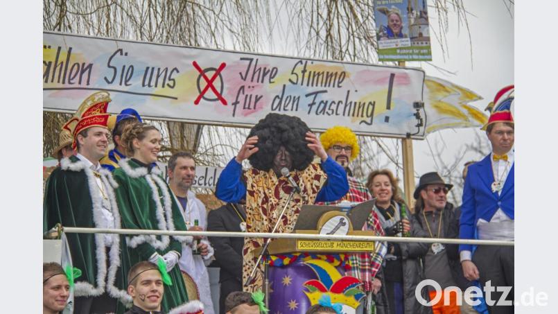 Eine Aufnahme vom Faschingsdienstag 2014, in der Mitte Büttenredner Martin Hecht. Archivbild: Bernhard Eckstein/exb
