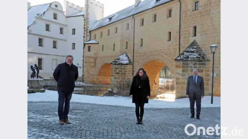 Ein Herz für die Landwirtschaft hat die neue Projektmanagerin der Öko-Modellregion „Amberg-Sulzbach und Stadt Amberg“, Annika Reich aus Ehenfeld. Landrat Richard Reisinger und Oberbürgermeister Michael Cerny (links) begrüßten die junge Kollegin und wünschten für ihre vielfältigen Aufgaben viel Erfolg. Bild: Christine Hollederer