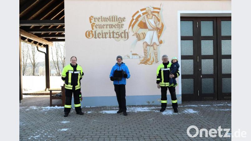 Wolfgang Weidner (Bildmitte) übernahm die Kosten für die neue Wärmebildkamera der Gleiritscher Feuerwehr. Erster Kommandant Georg Roth (mit Xaver Roth, dem Feuermann der übernächsten Generation, auf dem Arm) und zweiter Kommandant Christian Wilhelm bedankten sich für die Spende. Bild: ask