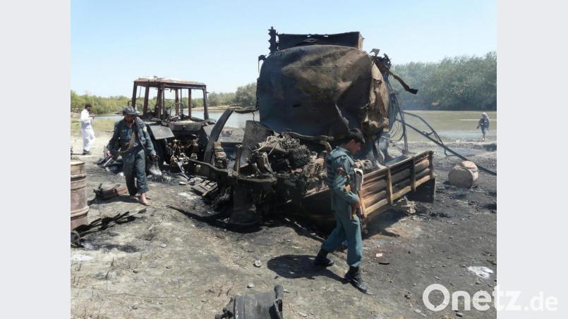 Sicherheitsbeauftragte inspizieren die ausgebrannten Tanklastzüge in Kundus nach dem von dem deutschen Oberst Klein angeordneten Luftangriff (Archivfoto vom 04.09.2009). Archivbild: epa Jawed Kargar/dpa