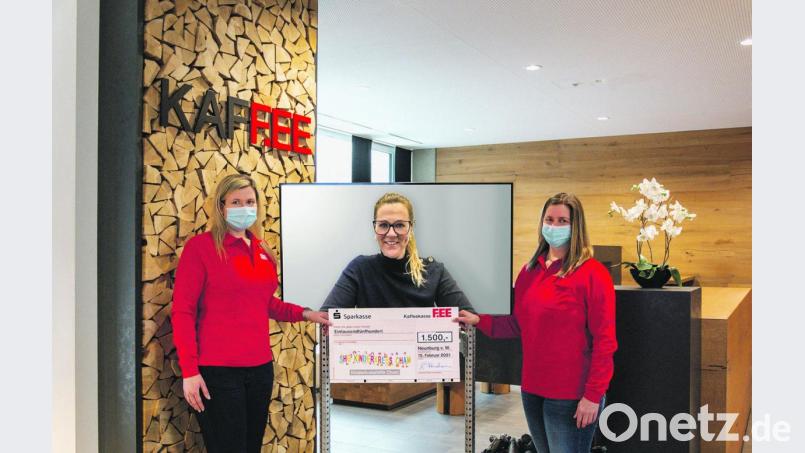 Die FEE-Mitarbeiterinnen Christiane Vogt (rechts) und Kathrin Dirnberger (links) übergaben den Spendenscheck an die Vorsitzende der Kinderkrebshilfe Cham, Stephanie Franke. Bild: Philipp Reng/exb