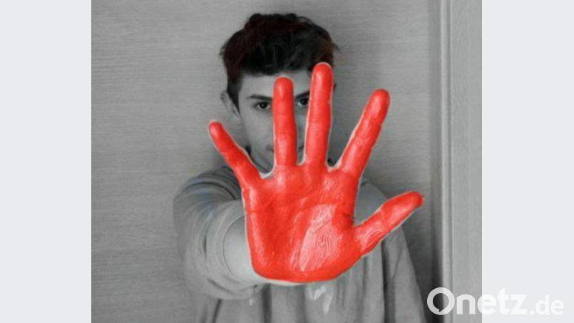 Stoppt Kinderarbeit, stoppt den Einsatz von Kindersoldaten. Realschüler Nico Zrenner setzt am Red-Hand-Day ein zeichen der Solidarität. Bild: N. Zrenner/exb