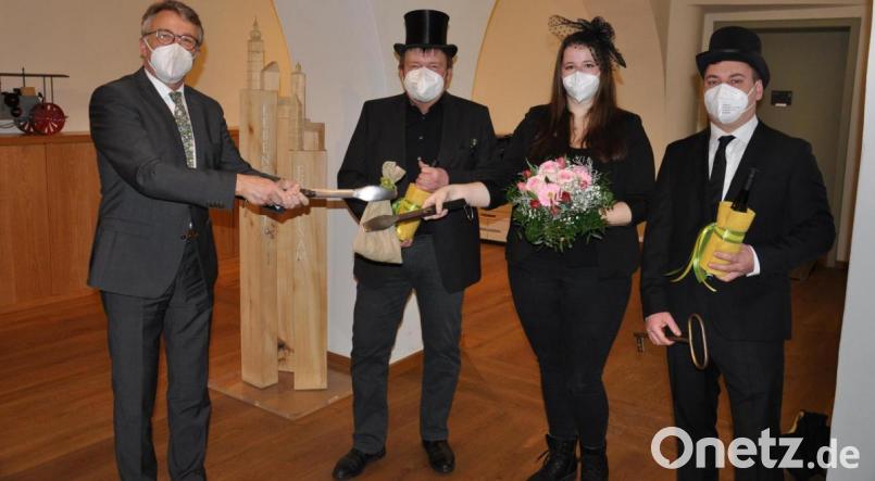 Die Vertreter der Faschingsgesellschaft &quot;Tursiana&quot; hofften bei der Rückgabe des Stadtsäckels auf eine turbulentere neue Session - und Bürgermeister Franz Stahl, dass in dem Säckel wohl noch einiges Kleingeld enthalten sei. Im Bild (von links): Bürgermeister Stahl, &quot;Tursiana&quot;-Vorsitzender Klaus Behnke sowie das Prinzenpaar Sarah I. und Ralph I. bei der coronagerechten Übergabe. Bild: ws
