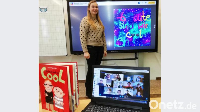 So schaut der Distanzunterricht aus: Lehrerin Eva-Maria Emmerig vor dem großen Whiteboard und ihre Schüler auf dem Laptop. So hat die Klasse 3b ein eigenes E-Book geschrieben und zusammengestellt. Bild: njn