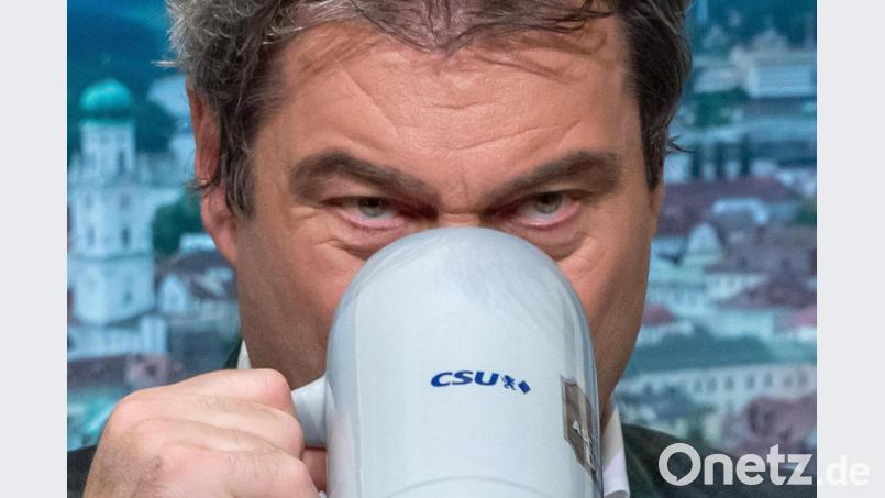 Ministerpräsident Markus Söder (CSU) trinkt beim Politischen Aschermittwoch der Partei aus einem Maßkrug. Wegen der Corona-Krise findet der Aschermittwoch in diesem Jahr erstmals digital statt und wird aus der Dreiländerhalle übertragen. Bild:  Peter Kneffel/dpa