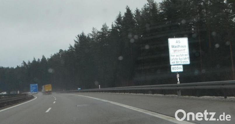 Die kleine Hinweistafel für die Komplettsperrung vor der Autobahnausfahrt Pleystein in Fahrtrichtung Tschechien kann leicht übersehen werden. Bild: dob