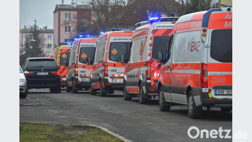 Um Krankenhäuser zu entlasten, wurden Patienten mit mäßigem Krankheitsverlauf per Krankenwagen nach Prag, Pilsen und Mittelböhmen gebracht. Bild: Slavomír Kubeš