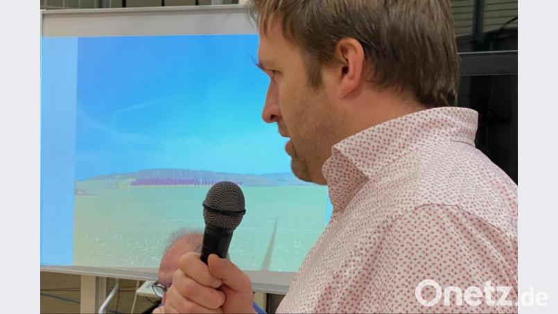 Stefan Milzarek stellte dem Schmidgadener Gemeinderat Flächen vor, auf welchen Freiflächenphotovoltaik in Frage käme. Bild: Völkl