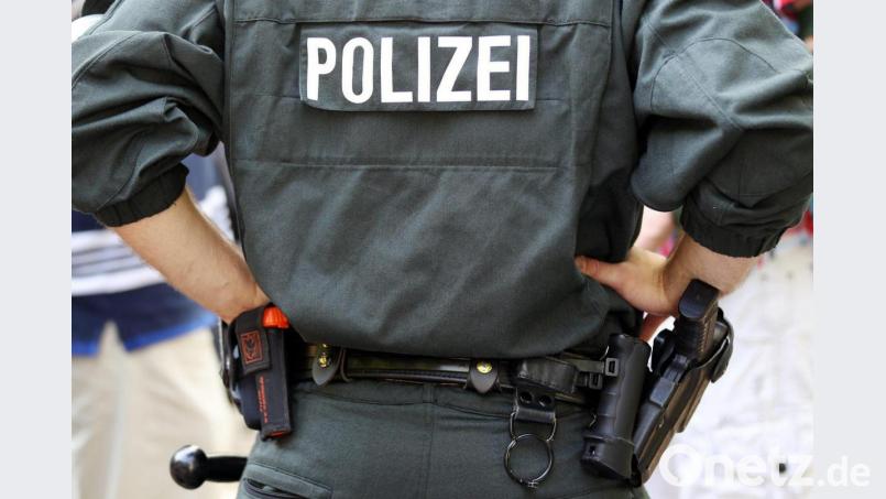 Widerstand leistete ein 43-Jähriger, als ihn Polizeibeamte in eine Zelle bringen wollten. Symbolbild: Oliver Berg/dpa