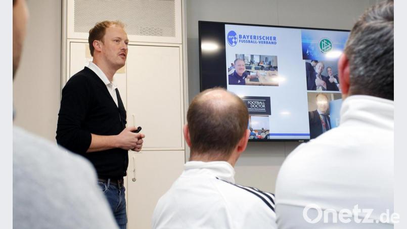 Prof. Dr. Werner Krutsch (links) bei einem Vortrag vor Fußballtrainern. Am Samstag stellt sich der BFV-Verbandsarzt bei einem Online-Treff den Fragen der Oberpfälzer Fußballclubs. Bild: Fabian Frühwirth/www.faf-pressebuero.de