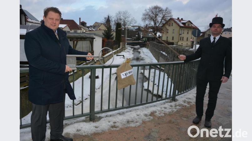 Am Seibertsbach gab Gaudiwurm-Vorsitzender Michael Zintl (rechts) an Bürgermeister Stefan Grillmeier den etwas leerer geworden Stadtsäckel und den Schlüssel der Stadt wieder zurück. Bild: jr