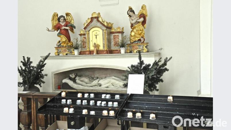 Eine Besonderheit der kleinen Grabkapelle auf dem Berg: Hier darf man Opfer-Kerzen anzünden, in der großen Wallfahrtskirche ist das nicht erlaubt. Bild: Petra Hartl