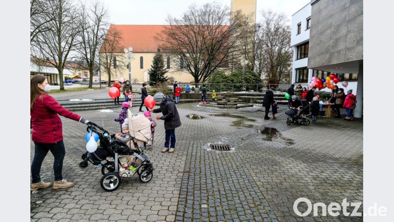Rund 25 Eltern und Kinder trafen sich am Mittwoch vor dem Schwarzenfelder Rathaus, um bei einer Kundgebung auf ihre Situation aufmerksam zu machen. Bild: Clemens Hoesamer