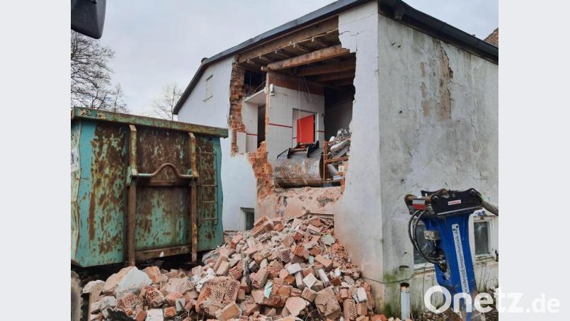 Abbrucharbeiten laufen seit einigen Tagen am ehemaligen Schulgebäude in Maiersreuth, das zum Badehaus gehört. Bild: Gemeinde Bad Neualbenreuth/exb
