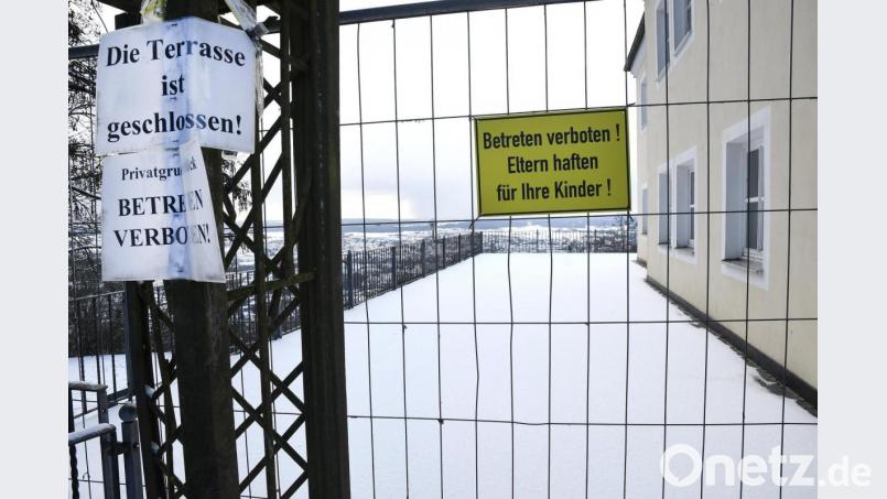 Was wird aus der Bergwirtschaft? Sie ist nach wie vor geschlossen, die Terrasse durch einen Bauzaun versperrt. Der Rechtsstreit zwischen Stadt und IG Unser Berg um die Sanierung und Erweiterung läuft noch. Bild: Petra Hartl