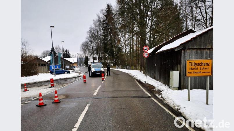 Die Einreise gestattet die Bundespolizei am Eslarner Grenzübergang nur Betriebsangehörigen mit systemrelevanten Tätigkeiten und einem negativen Corona-Test. Bild: gz