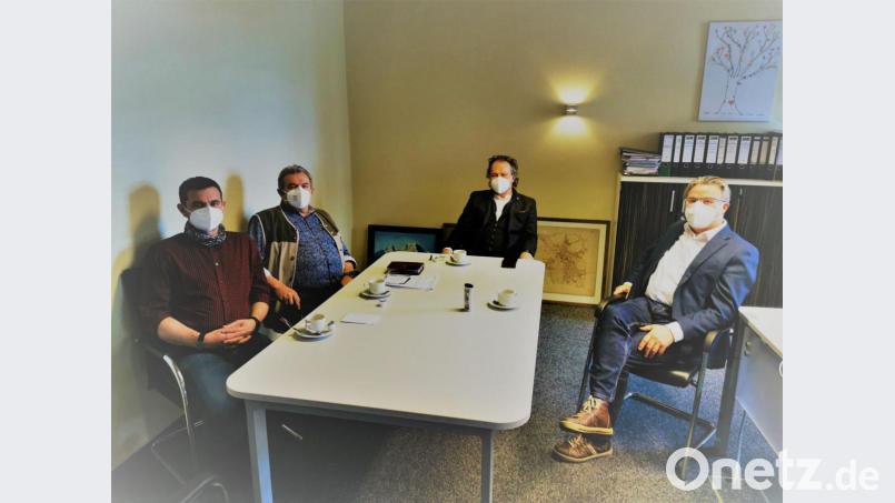 Bürgermeister Reiner Gäbl lud die Firmeninhaber Josef Gleixner von Inotech/UWG und Ludwig und Fabian Bauriedl (v.r.) von der BAS zu einem Gedankenaustausch ins Rathaus ein. Bild: gz