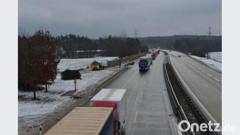 Auch die Autobahnausfahrt von Tschechien kommend ist bei Waidhaus gesperrt. Für die Verkehrsteilnehmer ist es Pflicht bis zur Kontrollstelle Ulrichsberg Nord zu fahren und sich der eingehenden Kontrolle der Bundespolizeibeamten zu unterziehen. Bild: dob
