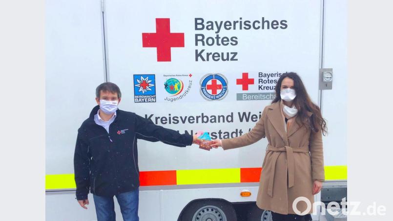 Nadine Saalborn überreicht die Spende an Thomas Rauch, Verwaltungsleiter des Impfzentrums Weiden/Neustadt. Bild: BRK/exb