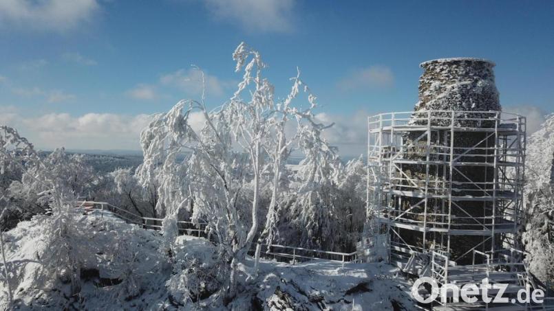 Ein schönes Motiv: Die Burgruine Reichenstein fest im Griff des Winters. Bild: Hermann Markgraf/exb