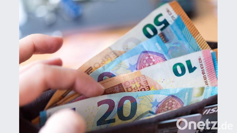 Mit dem Corona-Bonus für Pflegekräfte gibt es auch in der Oberpfalz Probleme. Nicht alle, die einen Antrag für die 500 Euro vom Staat gestellt haben, erhalten das Geld. Symbolbild: Monika Skolimowska/dpa