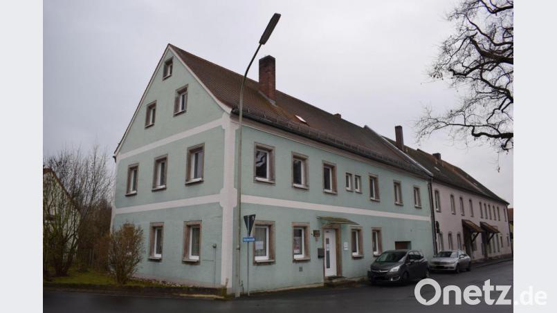 Das evangelische Pfarrhaus in Plößberg soll für insgesamt 1,4 Millionen Euro saniert werden. Bezuschusst werden die Baumaßnahmen durch die evangelische Landeskirche und die Kommune im Rahmen der Städtebauförderung. Bild: szl