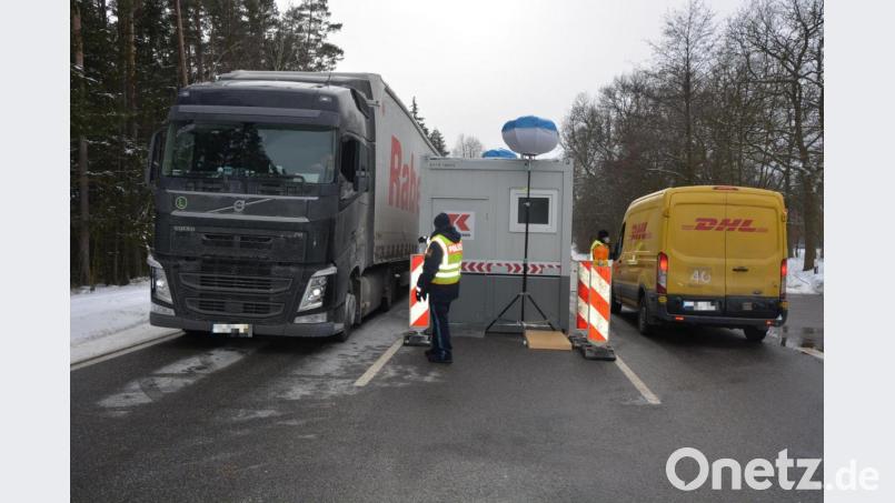 Am Grenzübergang bei Waldsassen werden alle Fahrzeuge kontrolliert. Bild: jr