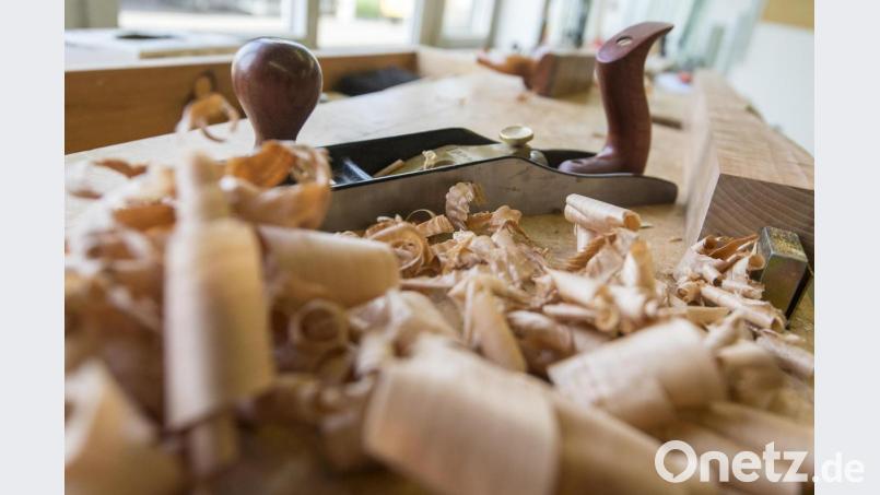 Die Ausbildungen in traditionellen Berufe, etwa im Schreinerhandwerk, werden regelmäßig aktualisiert. Die Namen aber bleiben. Bild:  Daniel Maurer/dpa-tmn