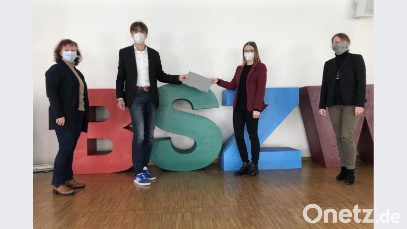 Herzliches Willkommen: Im Bild von links Oberstudienrätin Bettina Völkl (Fachbereichsleiterin), Schulleiter Oberstudiendirektor Thomas Metzler, Studienrätin Hanna Götschel und Studiendirektorin Martina Auer-Bertelshofer (stellvertretende Schulleiterin). Bild: wro