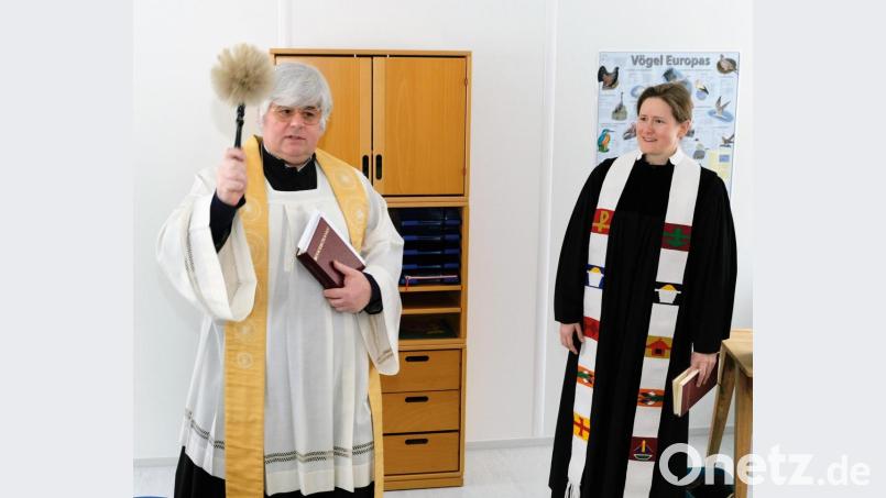Den kirchlichen Segen erteilten dem Kita-Erweiterungsbau Stadtpfarrer Thomas Jeschner und Pfarrerin Anne Utz Bild: do