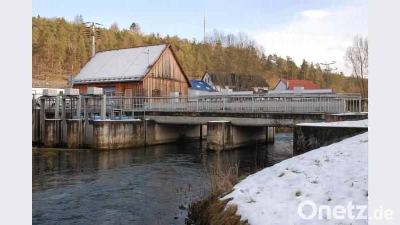 Das Schöpfwerk am Zusammenfluss von Vils und Lauterach ist ein zentrales Bauwerk der Hochwasserfreilegung von Schmidmühlen. Leistungsstarke Pumpen befördern die Fluten in die Vils. Bild: pop