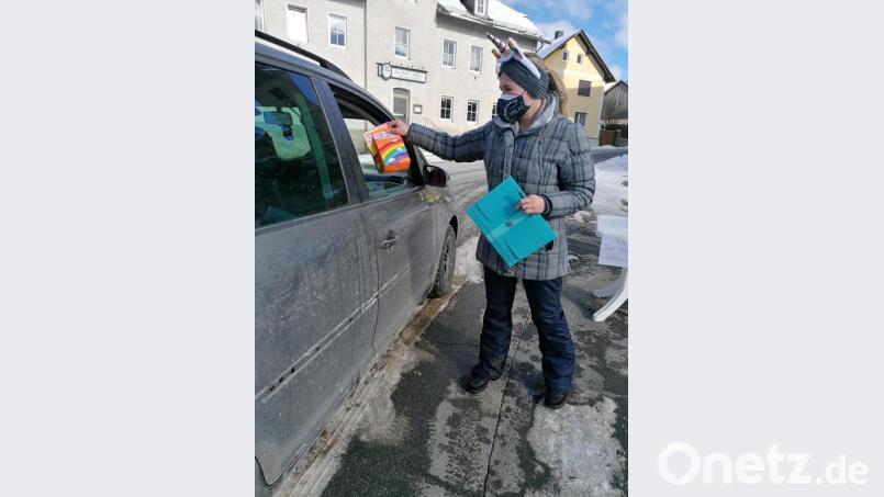 Unter Einhaltung der Hygiene- und Abstandvorschriften wurden die bunten Faschingstüten an die jungen Faschingsgäste übergeben. Bild: vsr