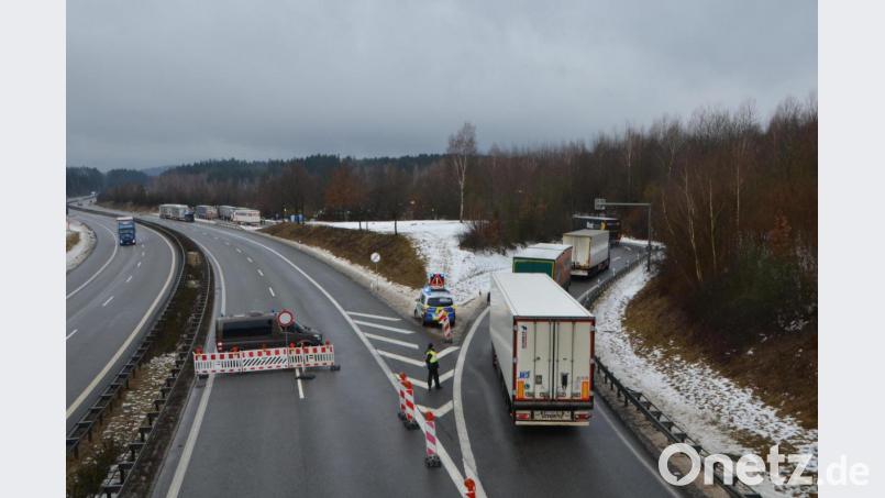 Der LKW-Rückstau vor der Kontrollstelle am Autobahnparkplatz Ulrichsberg-Nord ging am Aschermittwoch bis Waidhaus zurück. Noch am Montag soll sich der Stau bis St. Katharina/Svatá Kateřina in Tschechien zurück gestaut haben. Bild: dob
