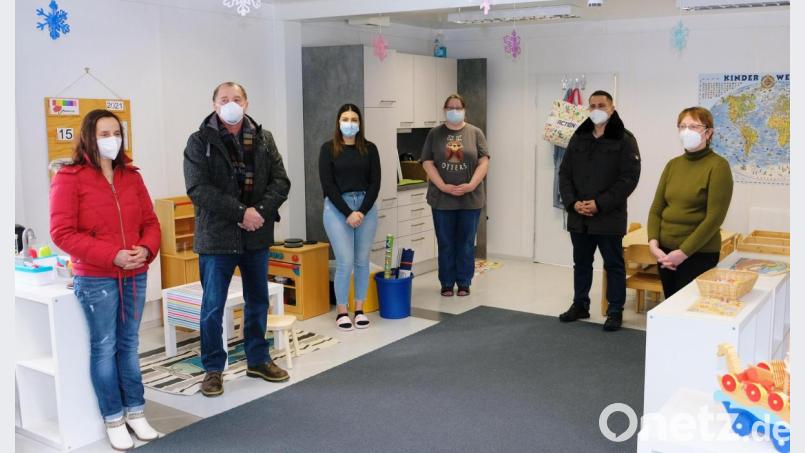 An der Einweihung nahmen Christina Braun vom Planungsbüro Lenk, Architekt Günther Lenk, Kinderpflegerin Mintehe Ekmen, Gruppenleiterin Maike Marx, Bürgermeister Marcus Gradl und Kita-Leiterin Elvira Brand (von links) teil. Bild: do