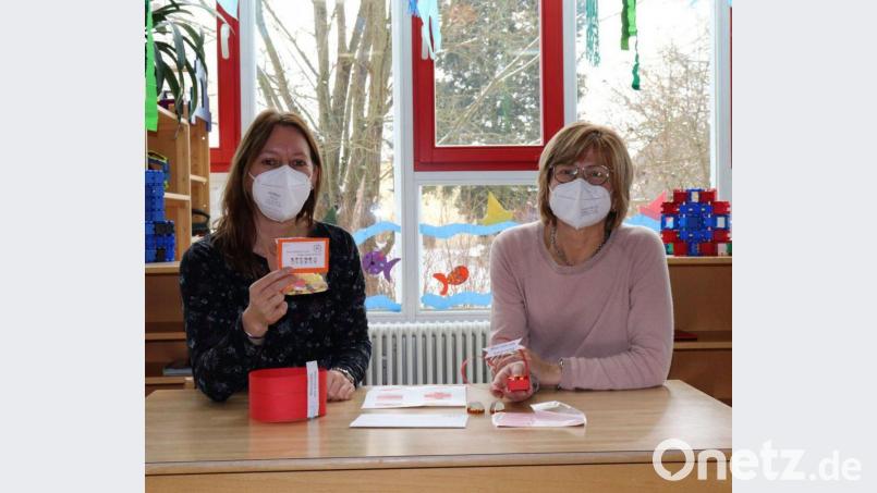 Michaela Kiefmann und Inge Ruider bereiteten die Bastelsets vor. Bild: agr