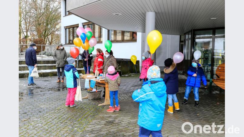 Symbolisch wurde bei der Kundgebung vor dem Schwarzenfelder Rathaus mit Luftballons auf die Situation der Kinder aufmerksam gemacht. Bild: Hösamer