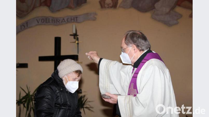 Unter strenger Einhaltung der Hygieneregeln legte Pfarrer Ludwig Gradl von Dreifaltigkeit den Gläubigen das Aschenkreuz auf. Bild: ads